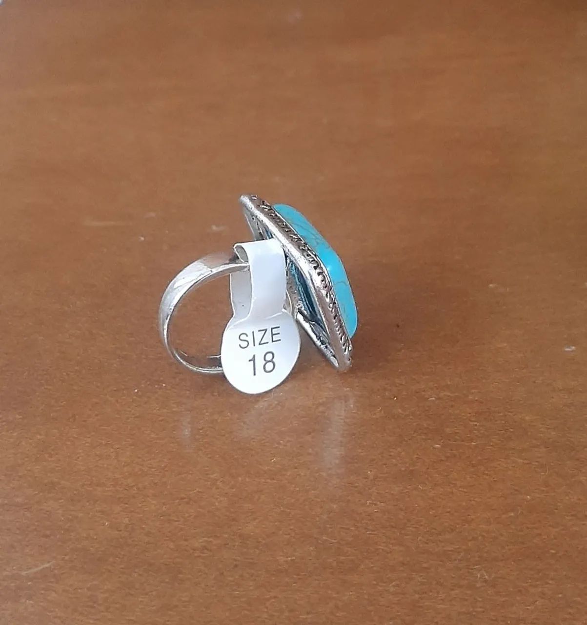 Anel de prata trabalhada e pedra azul-turquesa. Aro 18. Forma quadrada.