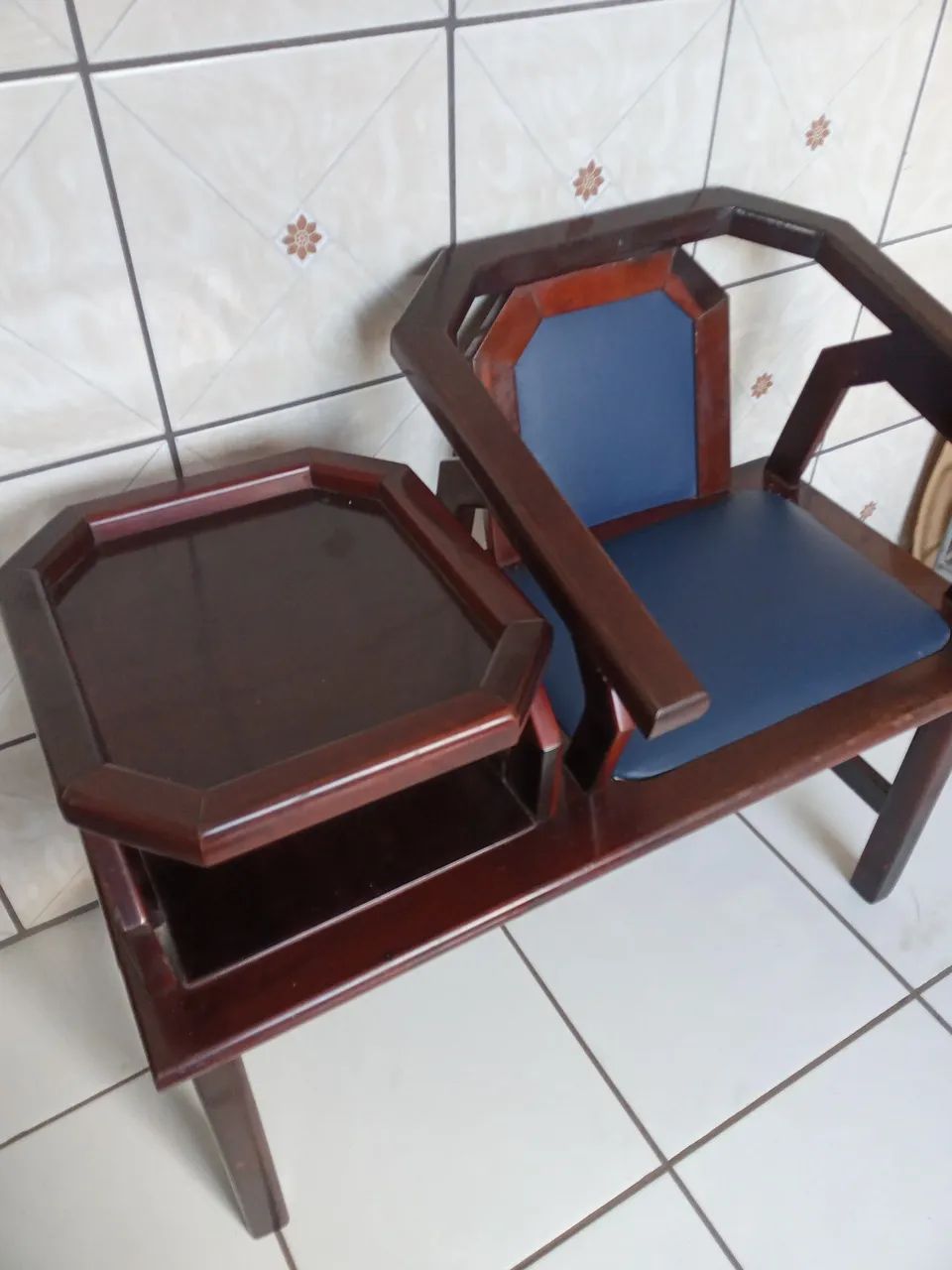 Conjunto de madeira com assento azul 