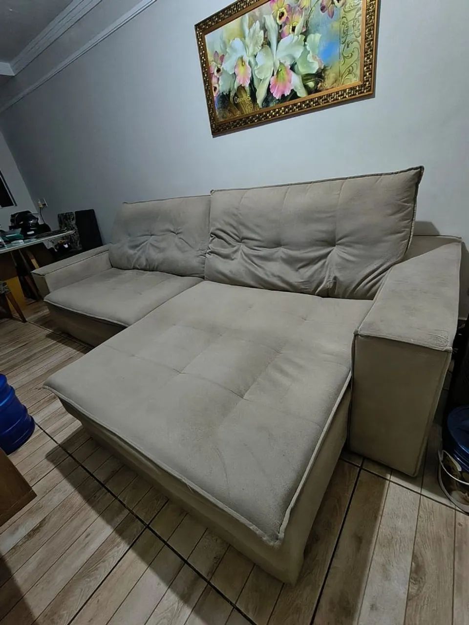 Sofá retrátil cinza madeiramento forte - Foto 2