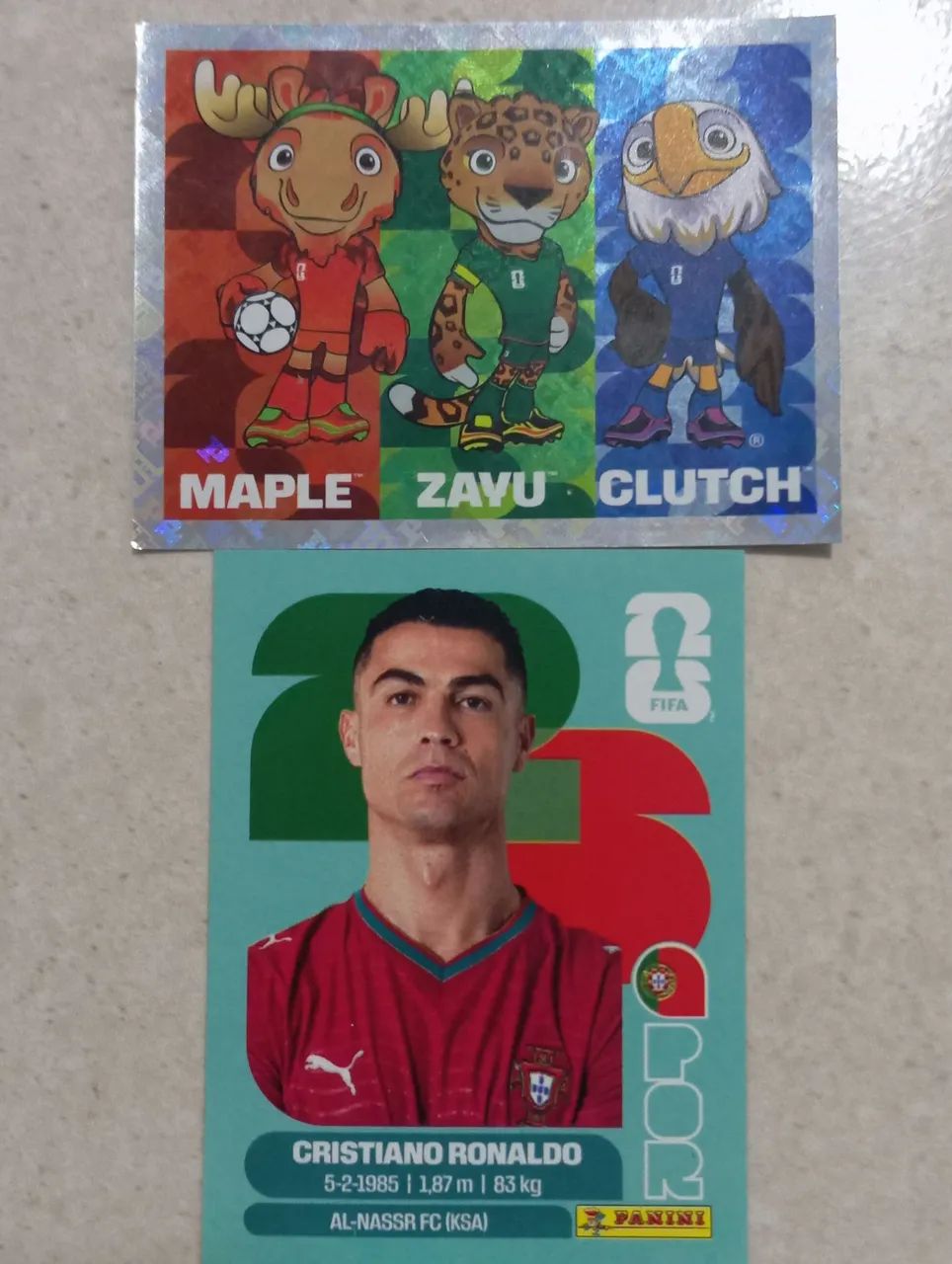 Vendo duas figurinhas, uma do Cristiano Ronaldo normal e dos três Mascote da Copa 2026 - Foto 5