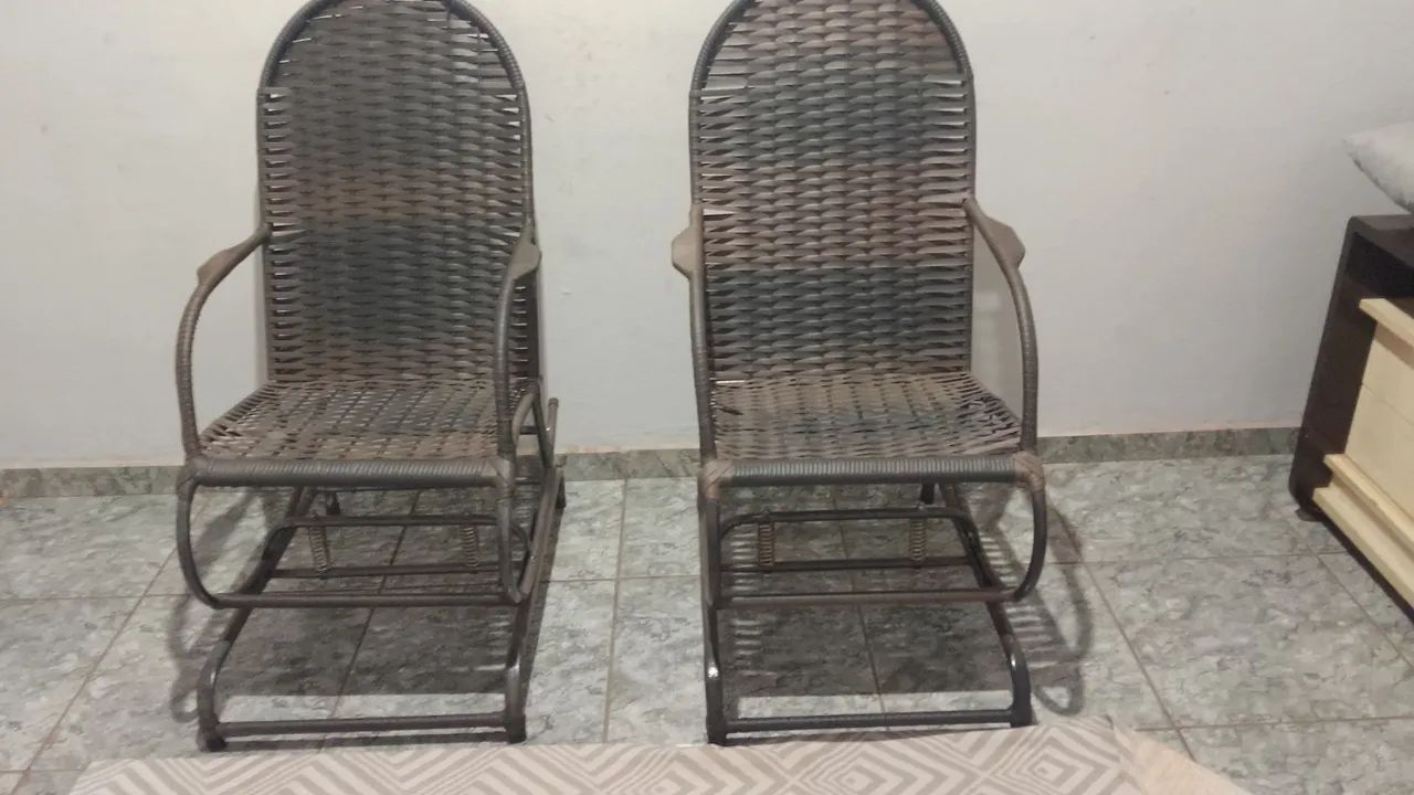 Vendo duas cadeiras de balanço 