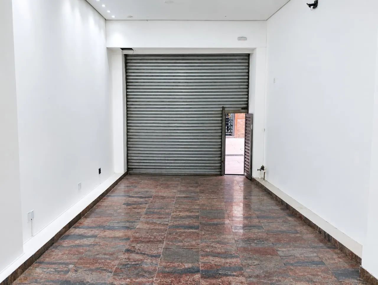 Loja na Rua Barão de Paranapiacaba, 38  45 m² - Foto 2
