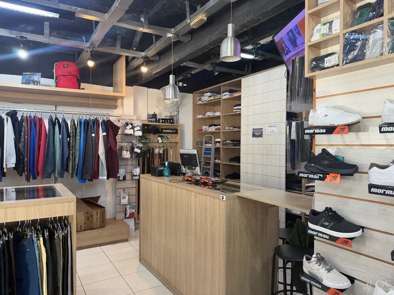 loja de roupa completa com instalações ( ótima localização )