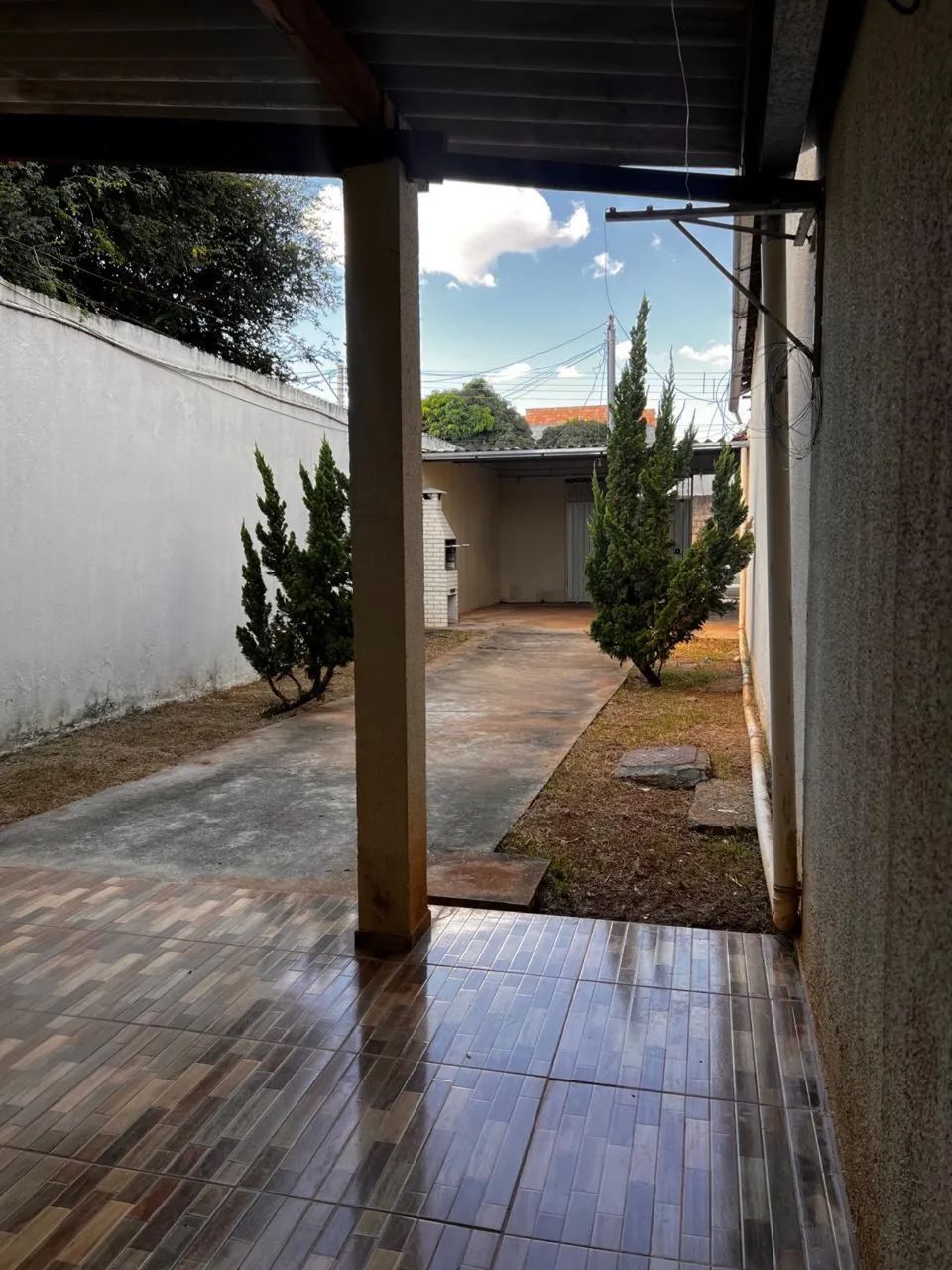 Alugo casa (kit net) sozinha no lote 