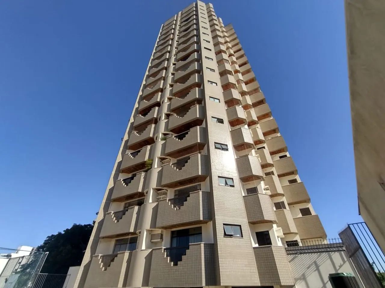 Apartamento à venda no Edifício Luiz Pessuti ? Amplitude, privacidade e excelente localiza - Foto 2