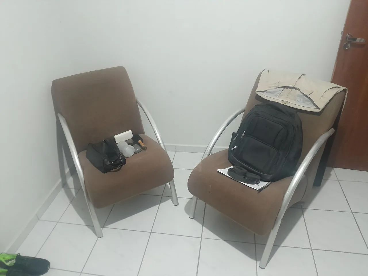 Poltronas e criado mudo