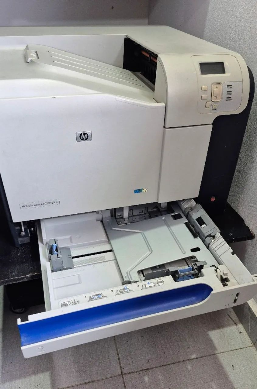 Impressora HP Color LaserJet CP3525dn - Foto 3