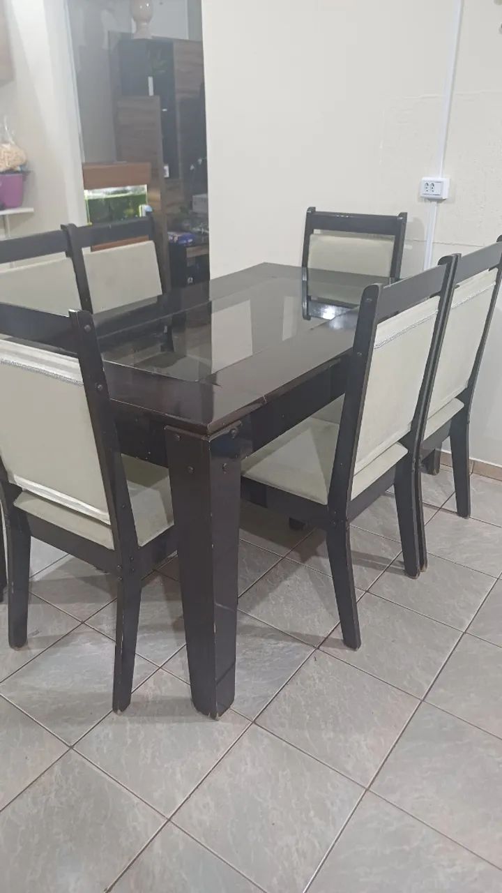 Conjunto de mesa com 6 cadeiras 