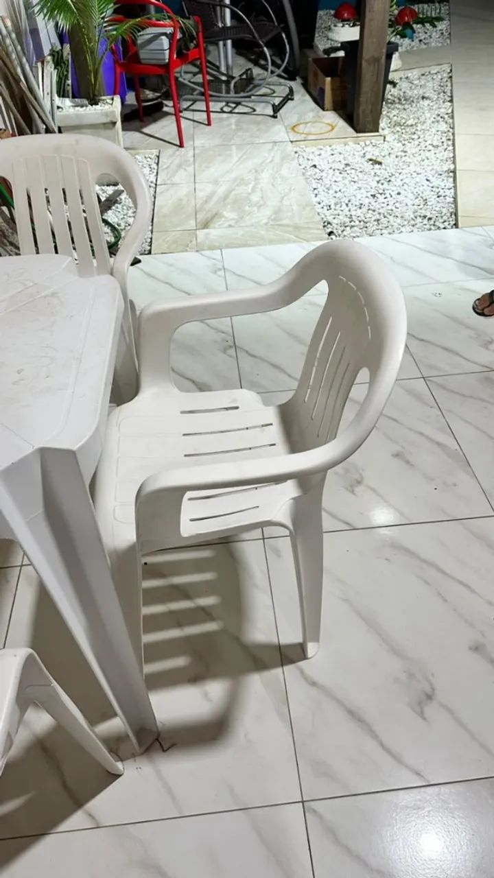 Mesa quadrada com 3 cadeiras de Plástico - Foto 2