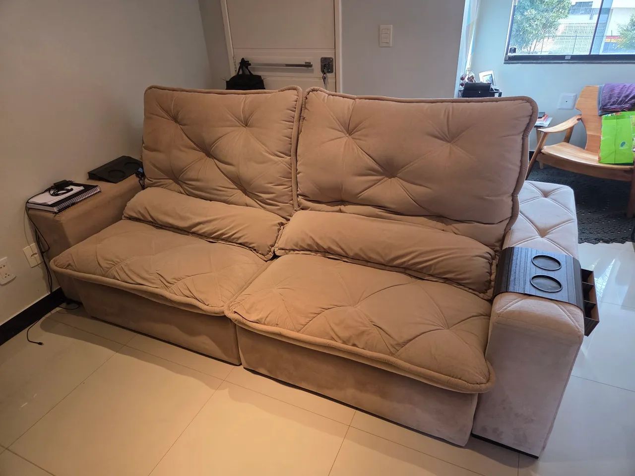 Sofá Retrátil e Reclinável Bege em Suede - 2,50m - Alta Qualidade - Foto 4