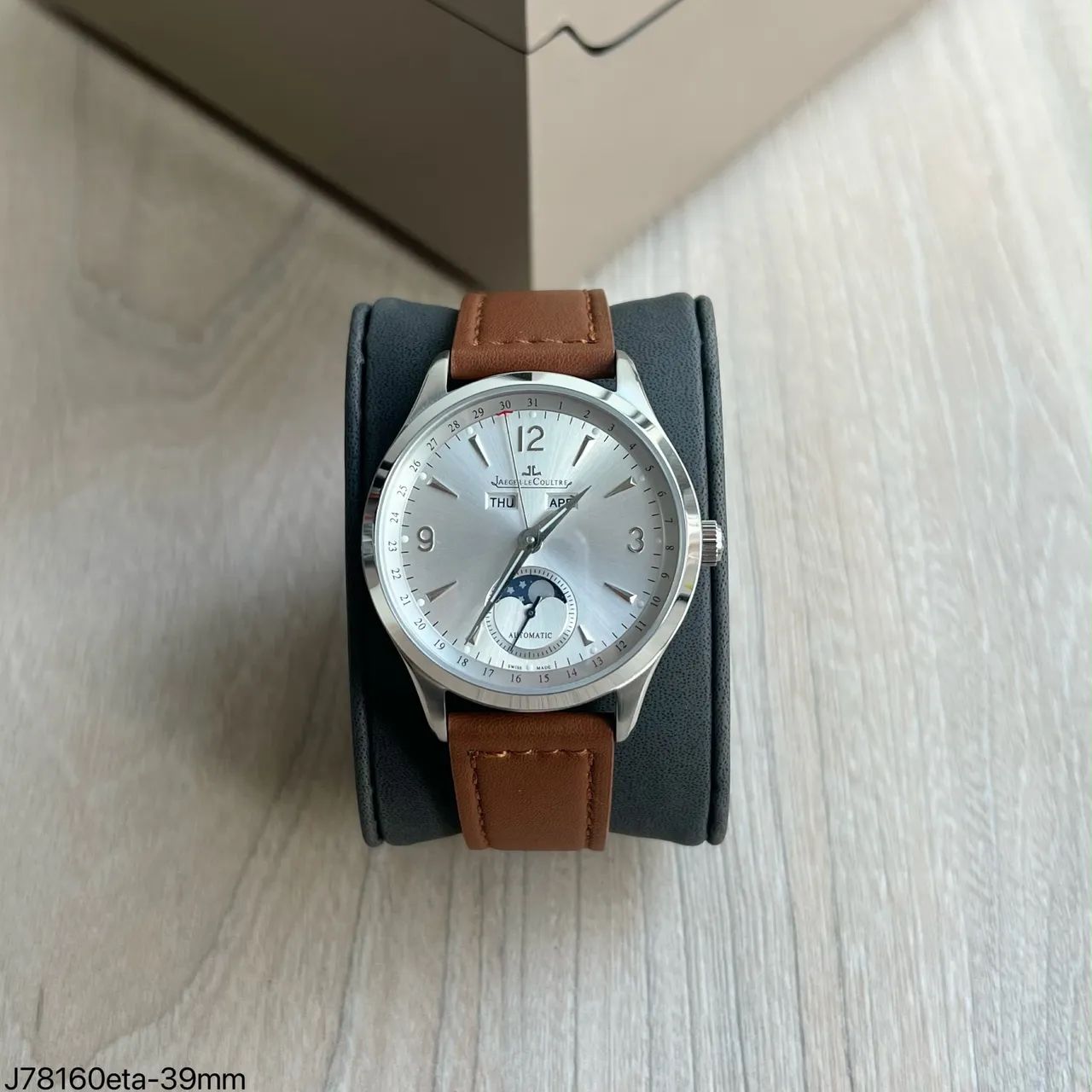 Relógio Jeager Lecoutre Master Moonphase ETA S/C - Pulseira Marrom com Fundo Prateada