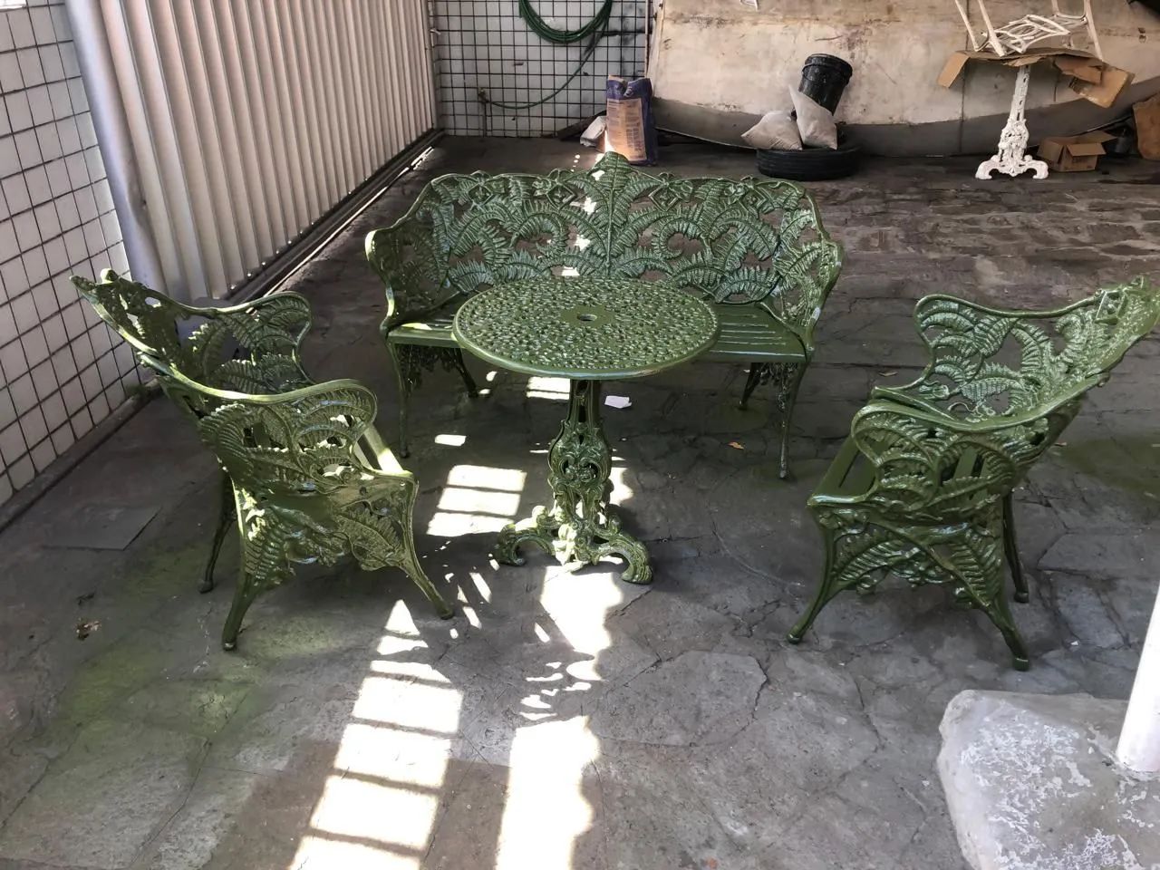 Conjunto de ferro fundido e parafusos de aço.