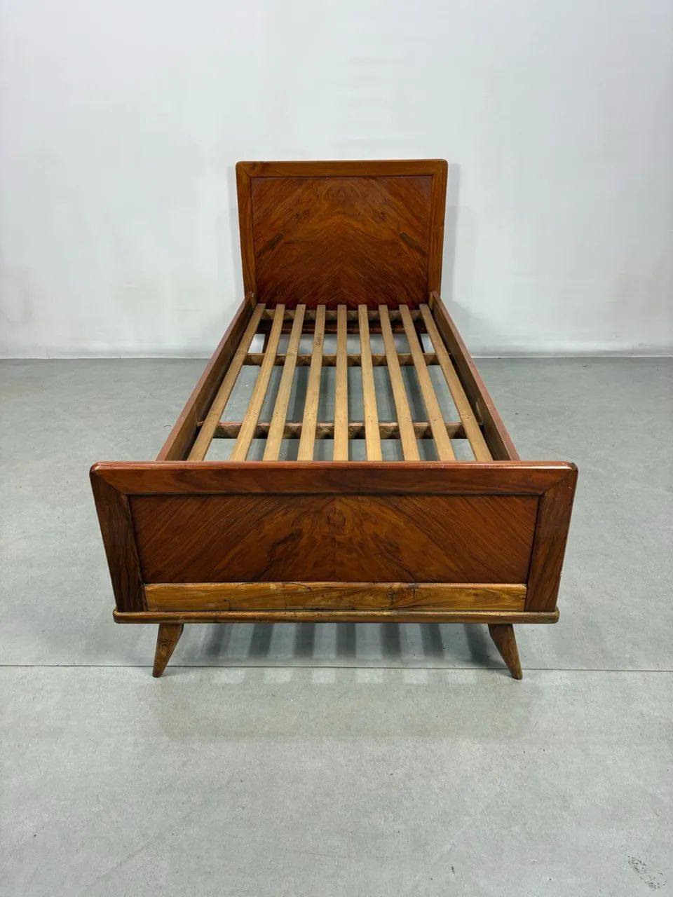 Cama de solteiro década de 50