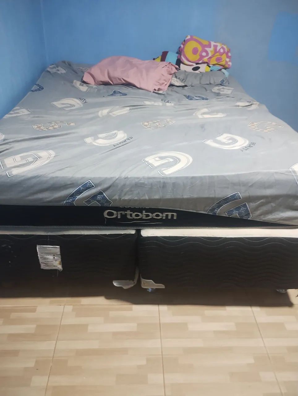 Vendo base de cama king com colchão 