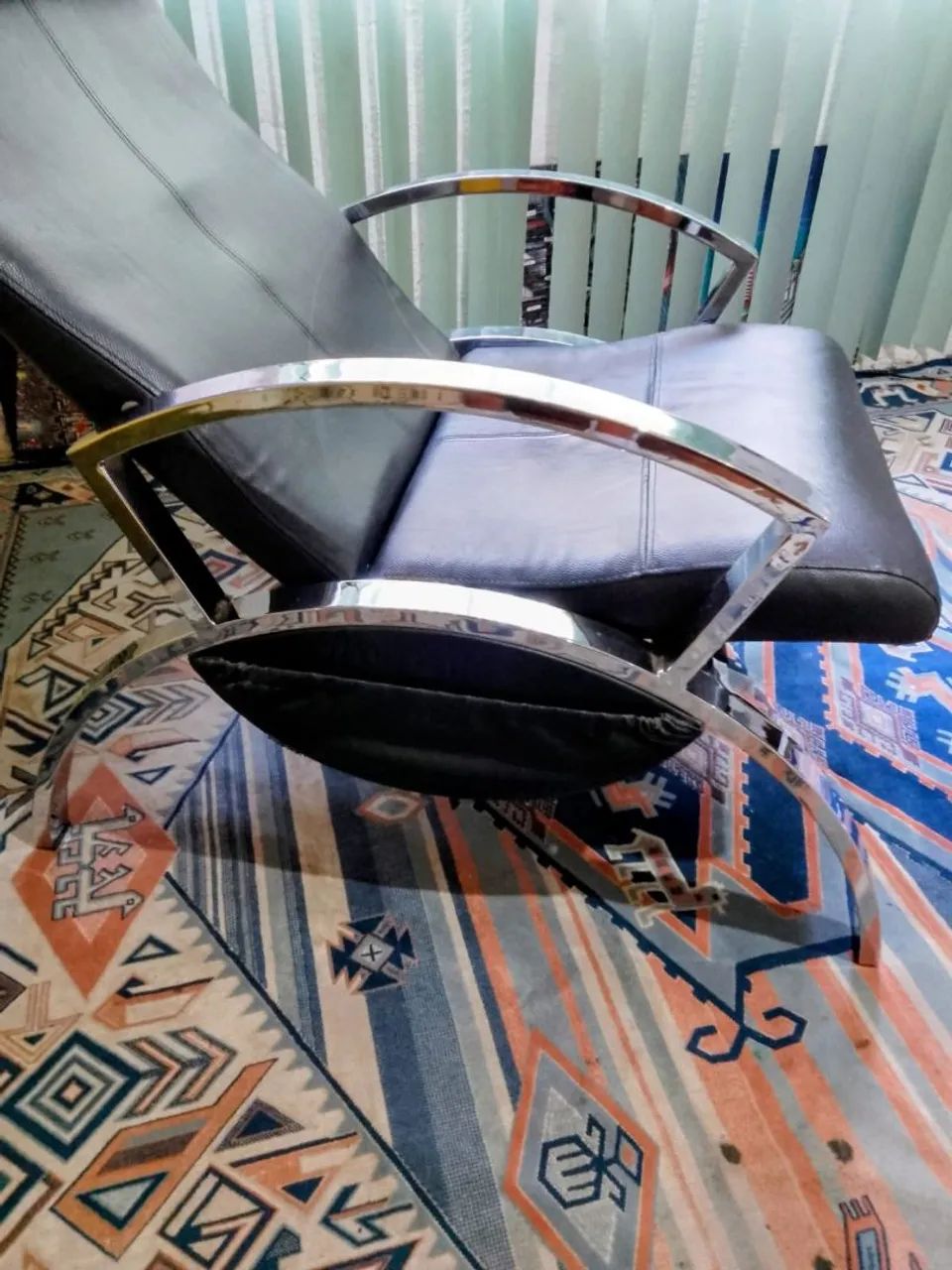Poltrona italiana com banqueta.
