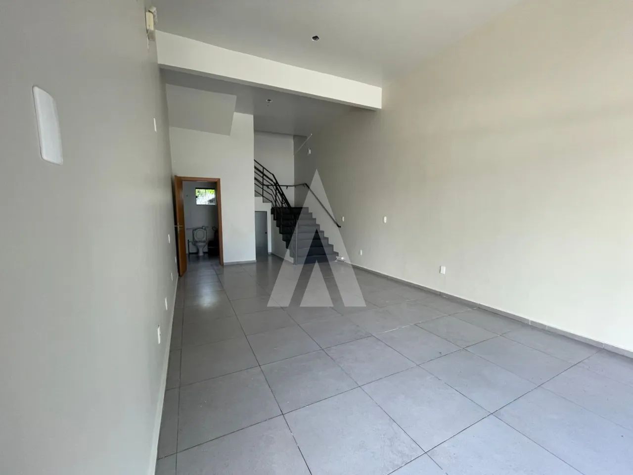Loja com mezanino, 73m² no centro de Joinville. - Foto 4