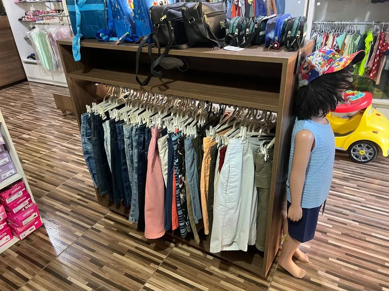 Vende um balcão expositor de roupas  - Foto 2