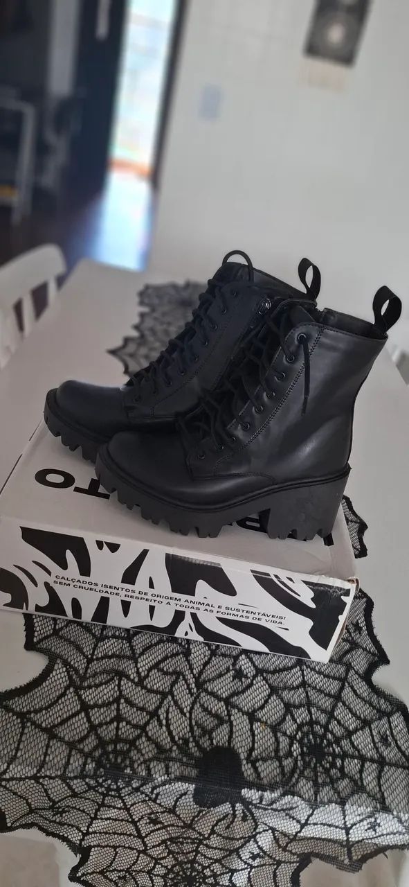 Bota Plataforma Emma Preto (Sem uso).