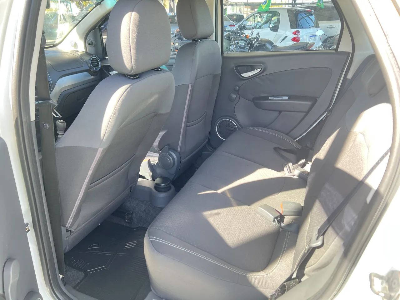 Fiat Siena Attractive 1.4 Fire Flex 8V 4P 2014 - Foto 5