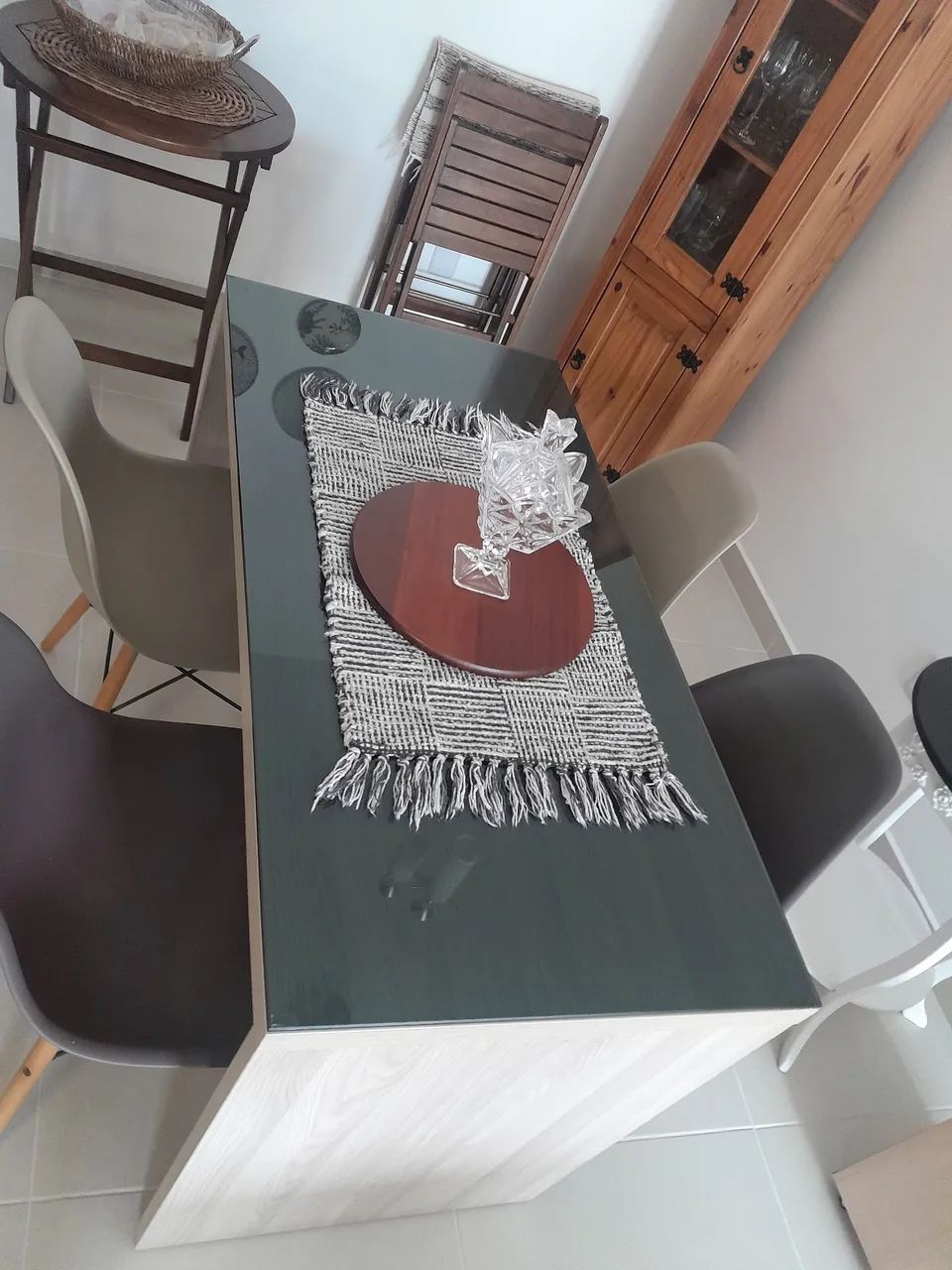 Vendo mesa com 4 cadeiras - Foto 2