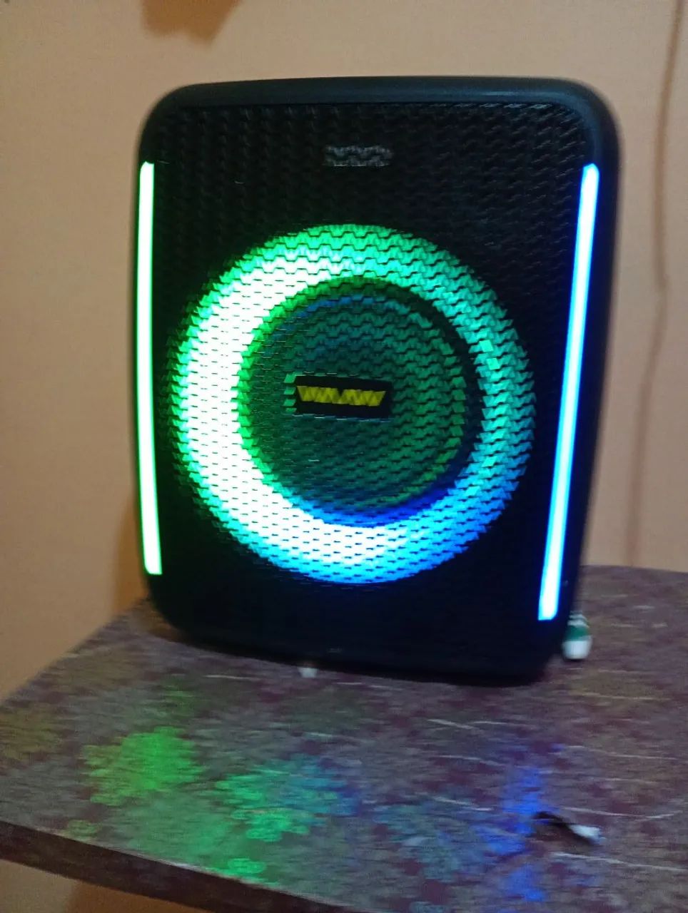 Caixa de som zerada 