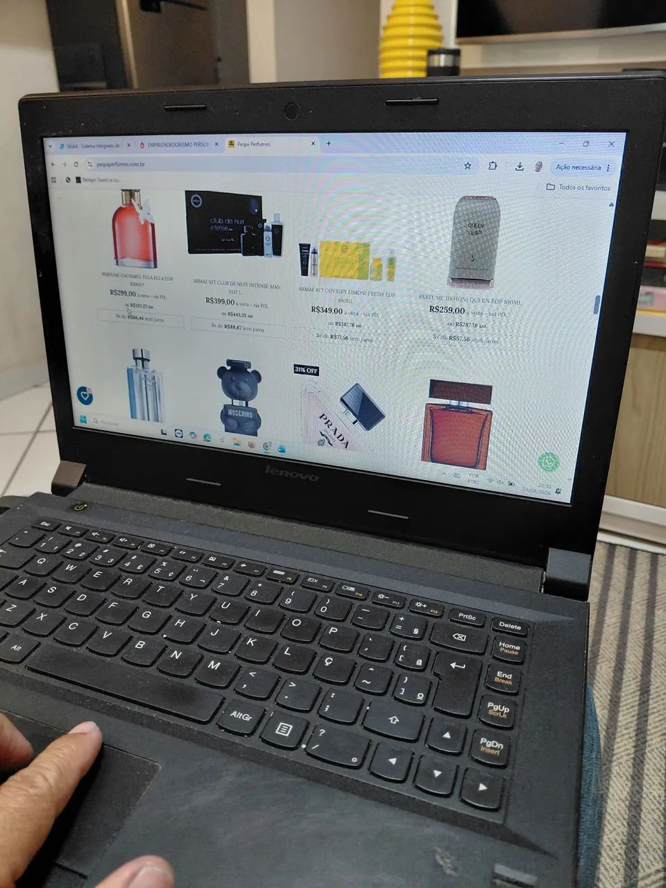 Computador Lenovo em bom estado de conservação e funcionando.