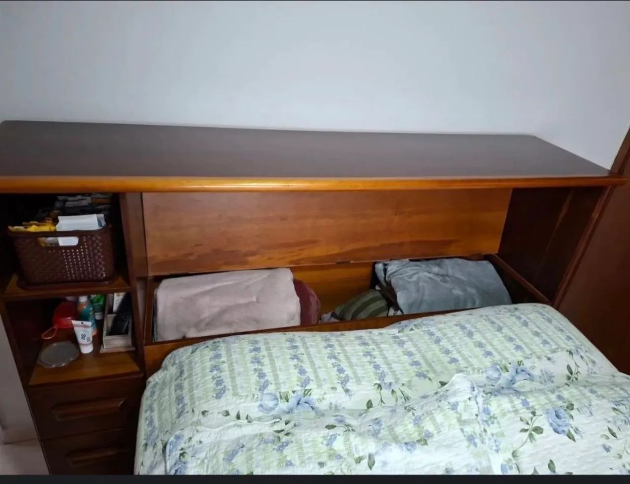 Vendo Cabeceira de cama, com baú e com mesa de cabeceira - Foto 5