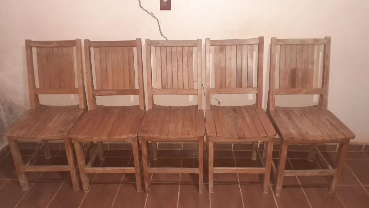 Vendo 5 cadeiras de madeira 