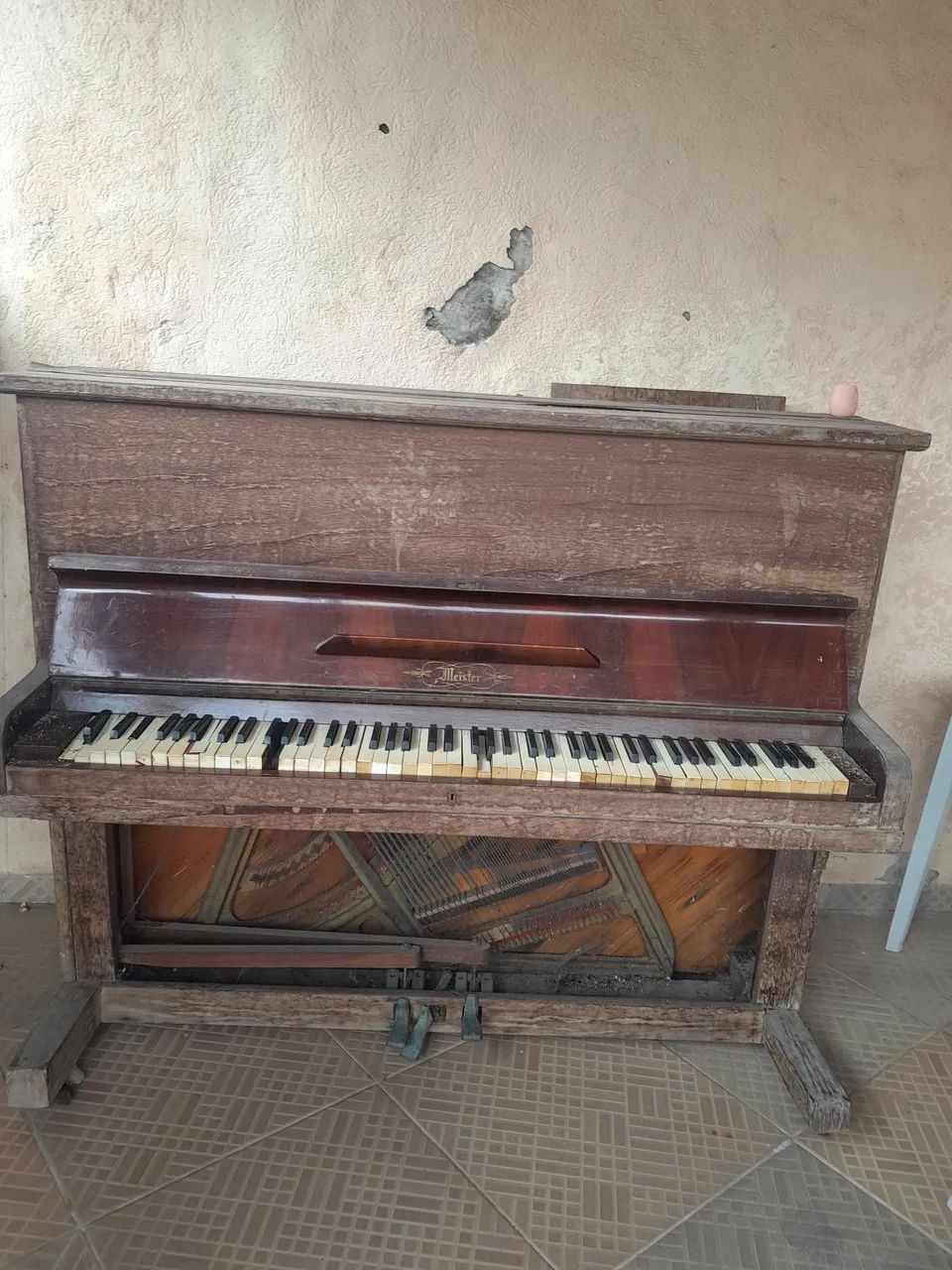 Piano antigo funcionando 