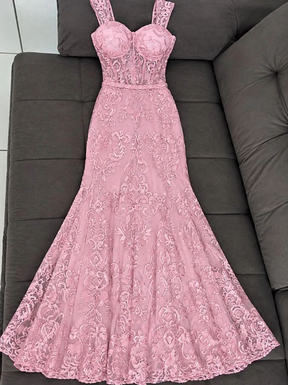 Vende se vestido de festa semi novo, usado uma vez. 