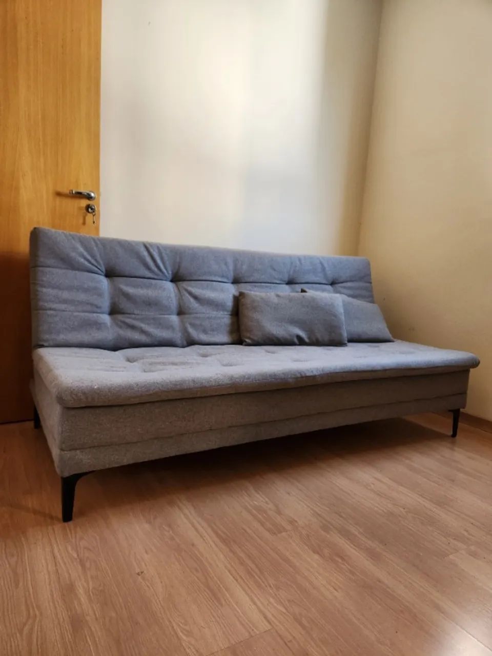 Sofá cama de casal com duas almofadas