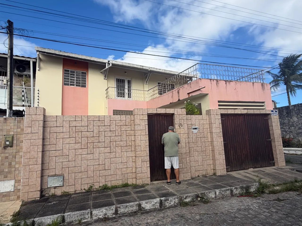 VENDE-SE CASA COM PRIMEIRO ANDAR - Foto 2