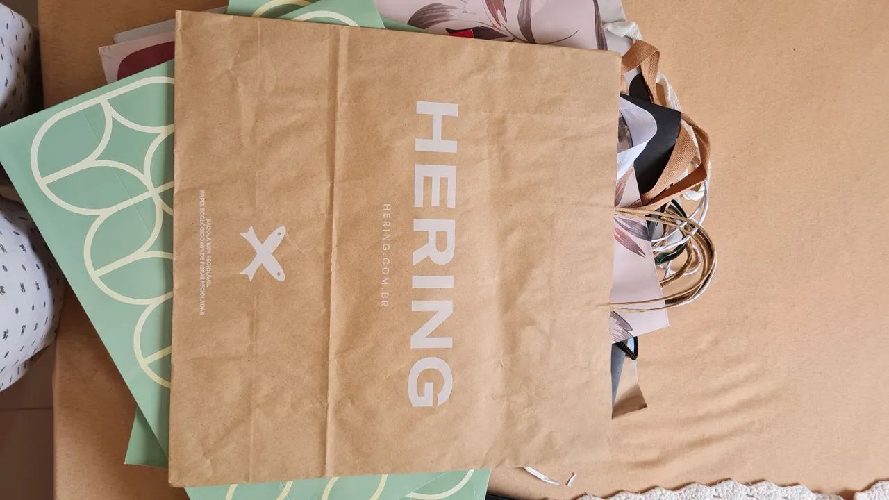 Diversas sacolas lindas lote para brecho em papelão várias marcas e grifes  - Foto 4