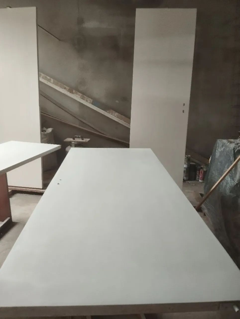 Laqueamento e pinturas de móveis e portas. 