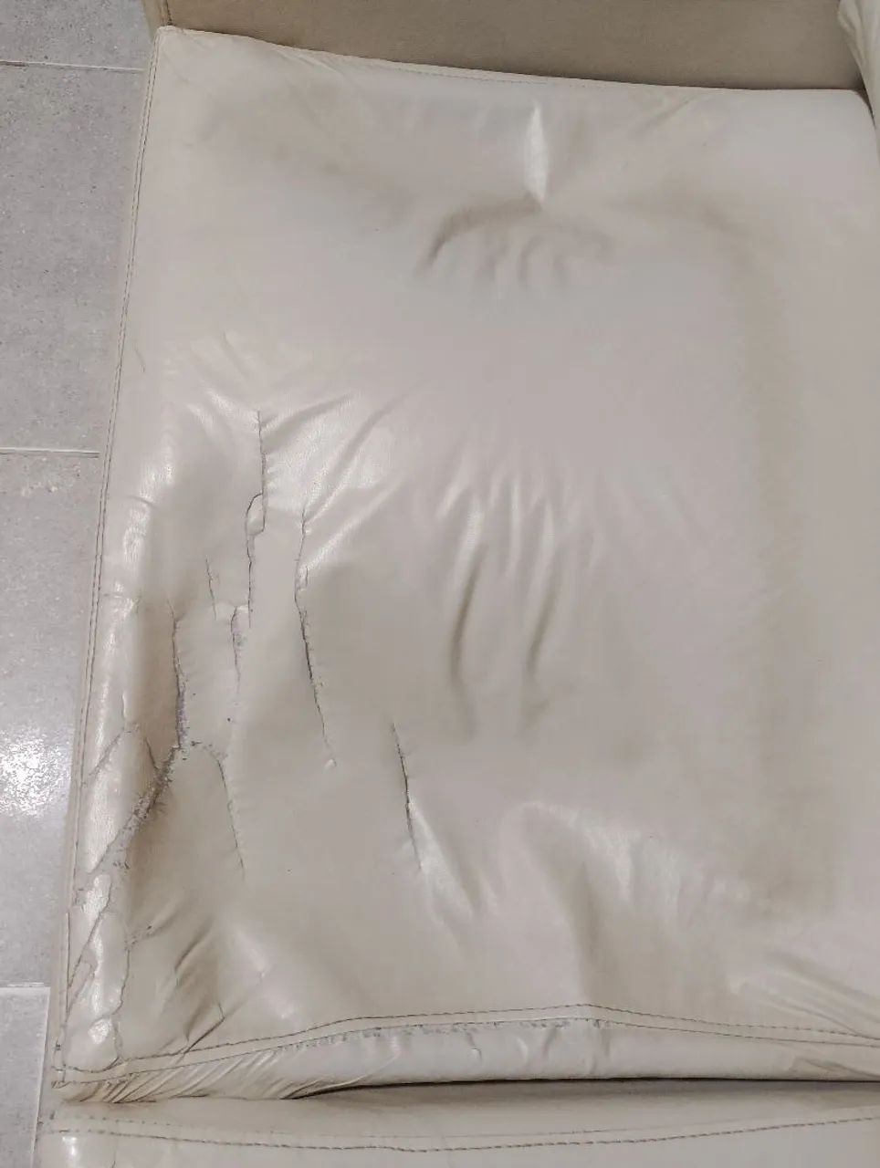 Sofá em Courino 2 MTS  - Foto 4