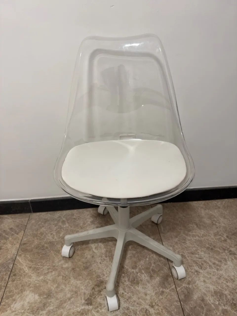 Cadeira branca com rodas  - Foto 2