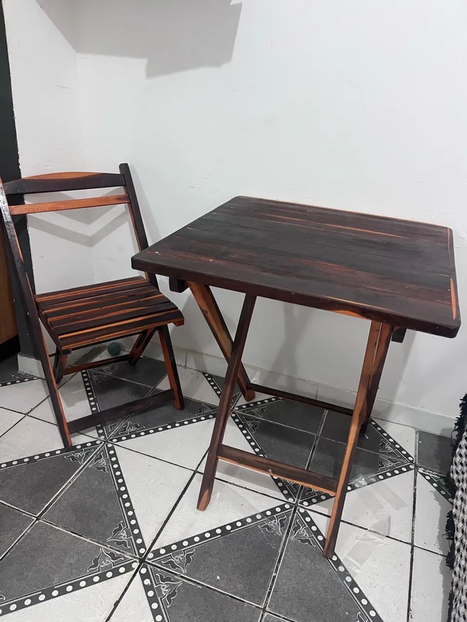 VENDO MESA COM 4 cadeiras 