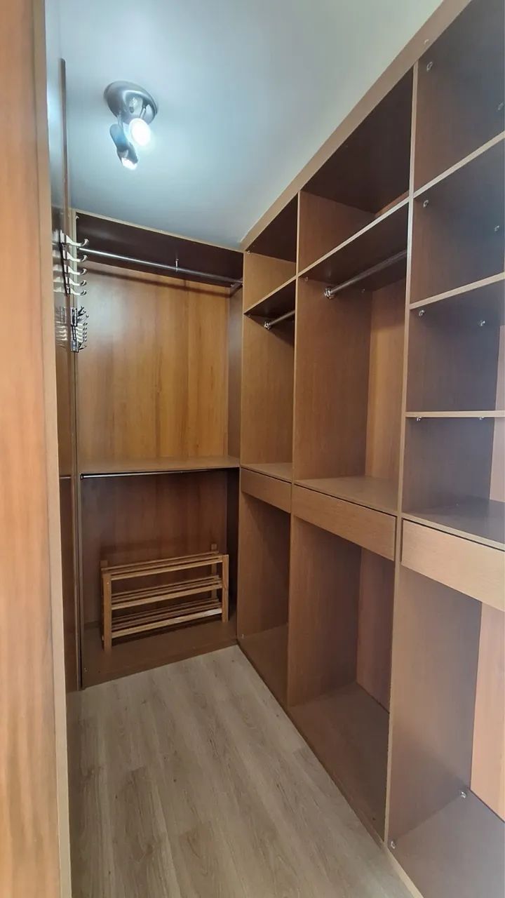 Roupeiro e closet de madeira maciça 