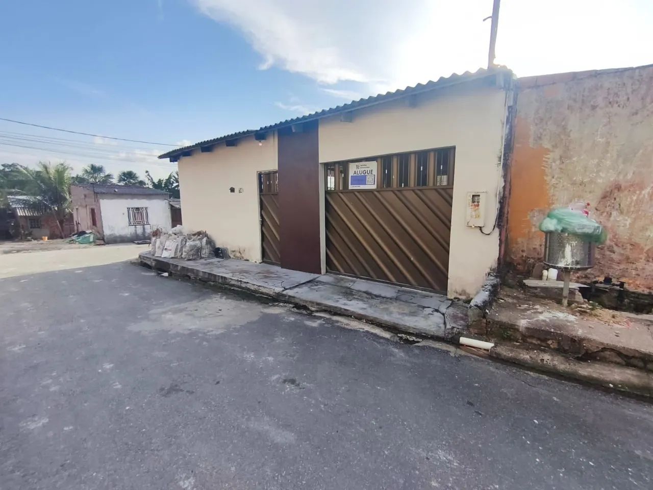 //Alugo casa com quintal e garagem no Nova Cidade 