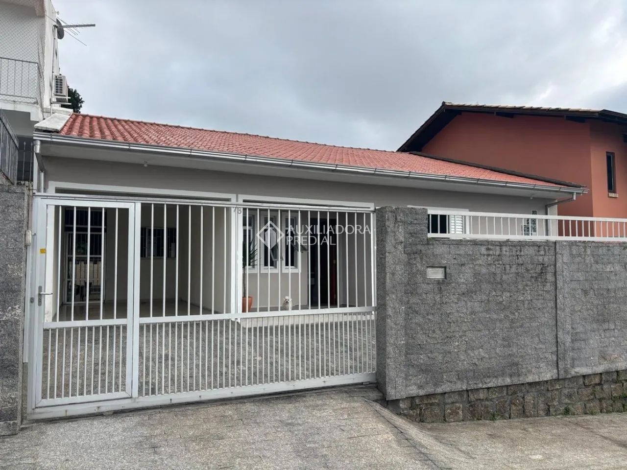 Casa com 4 quartos e area com churrasqueira no Centro de Sao Jose SC