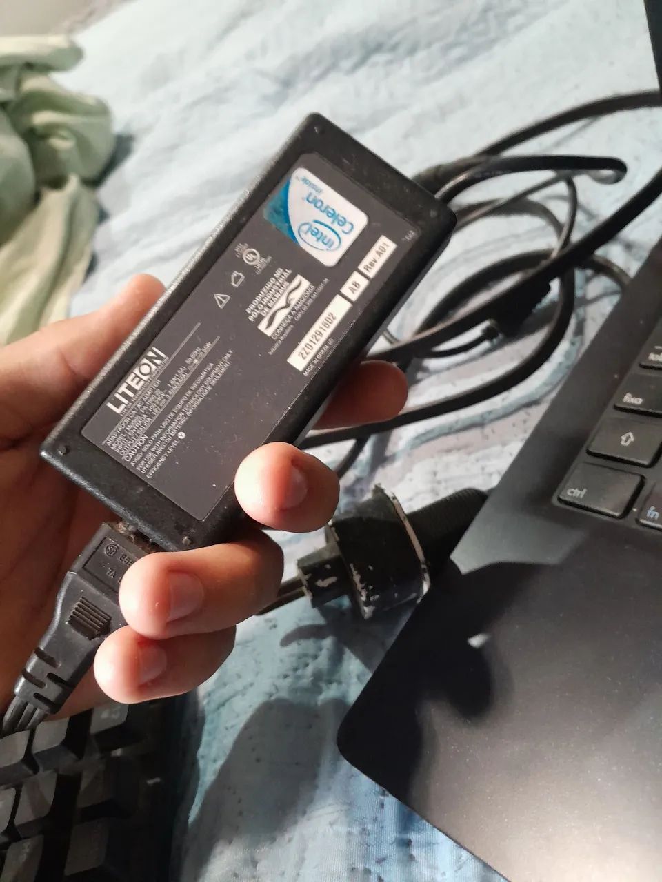 Notebook com carregador,mouse e teclado com fio - Foto 3