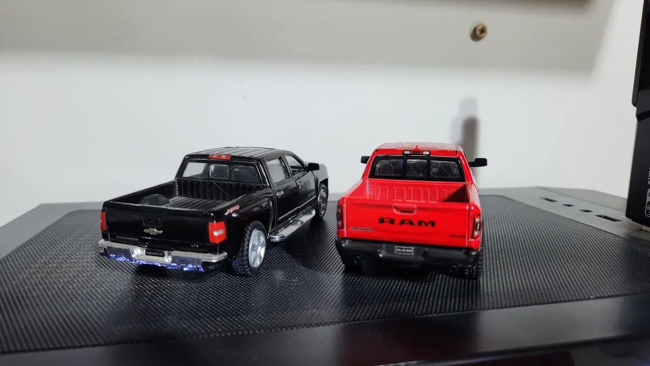 Conjunto com 2 miniaturas de caminhotes, Doge Ram e Chevrolet Silverado - Foto 4