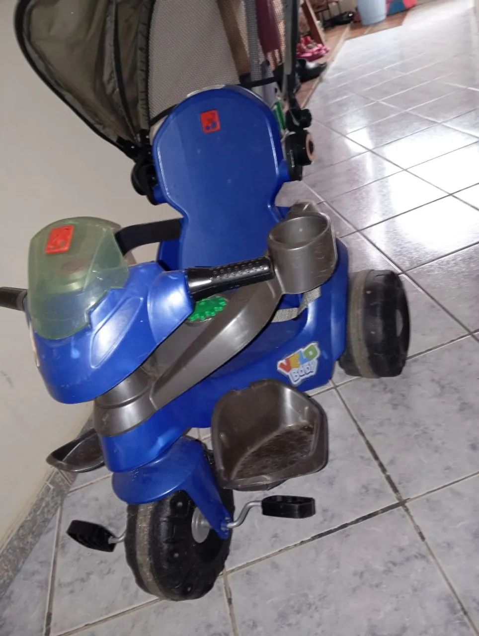 Triciclo infantil com cinto e empurrador e capota  - Foto 3