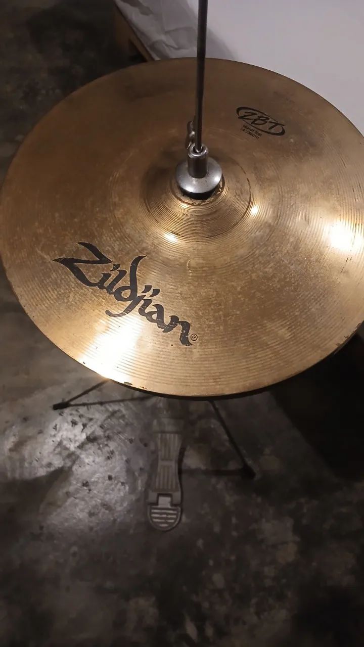 Chimbal Zildjian 26 cm com pedal - Foto 3