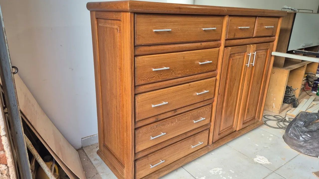 Vendo cômoda de madeira maciça nova  - Foto 3