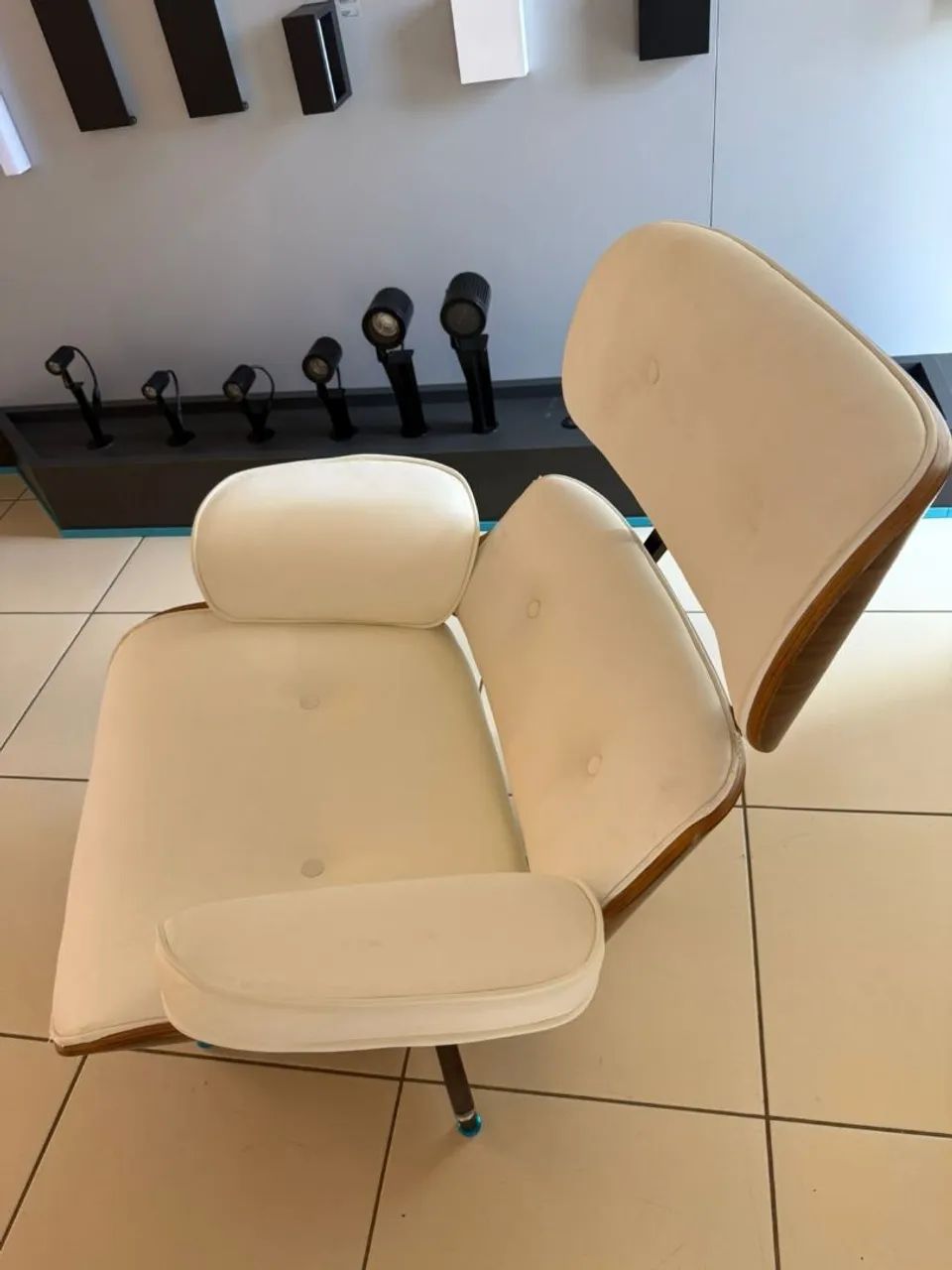 Poltrona modelo Charles Eames , madeira com acabamento em couro sintético claro. - Foto 2