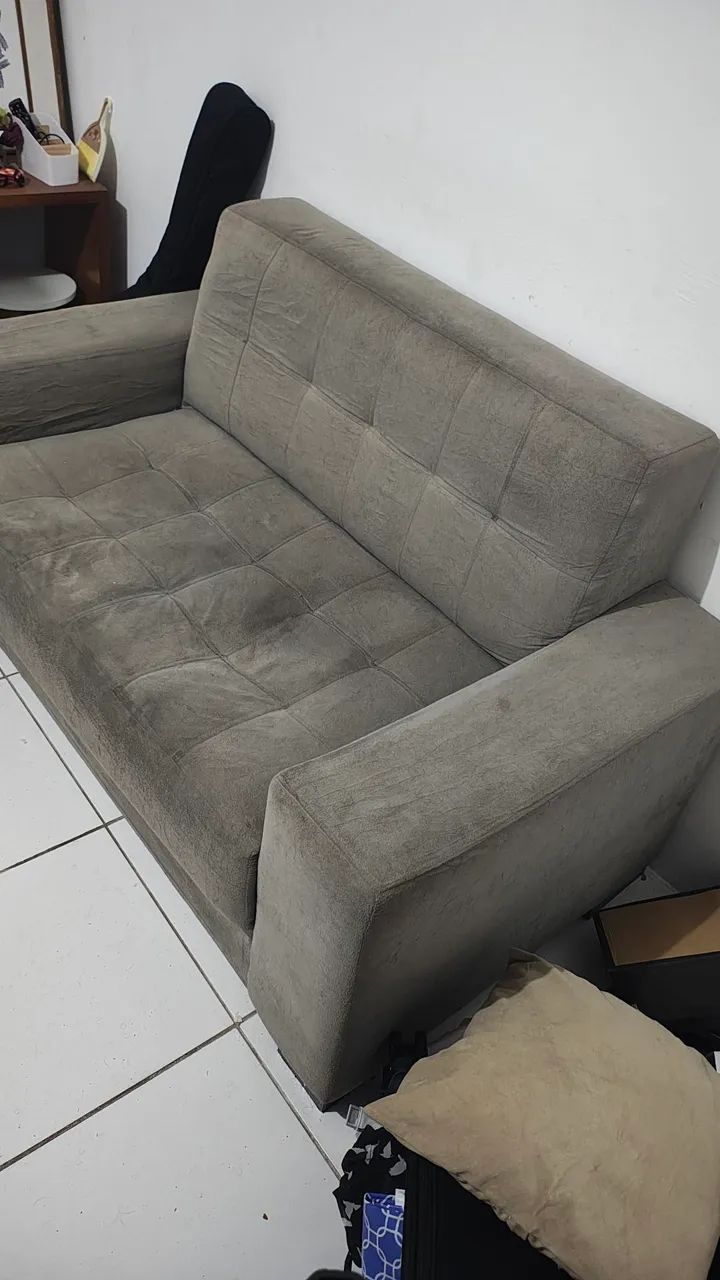 Sofá 2 lugares na cor cinza 