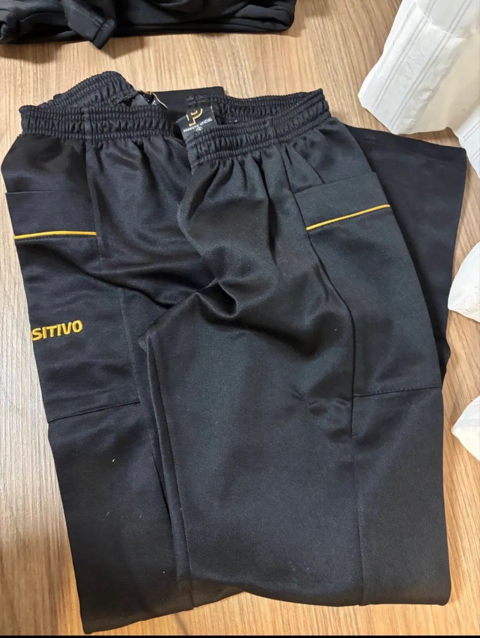 Uniformes Positivo - kit com calça nova, moletons e mais itens usados - Foto 5