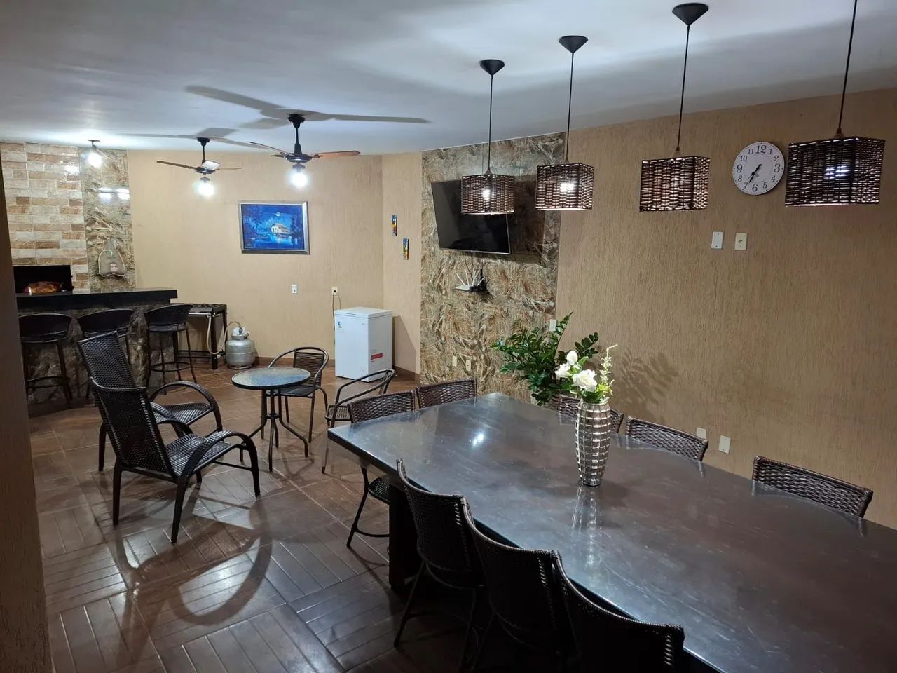 Vende-se mesa de madeira com tampo de vidro - Foto 2