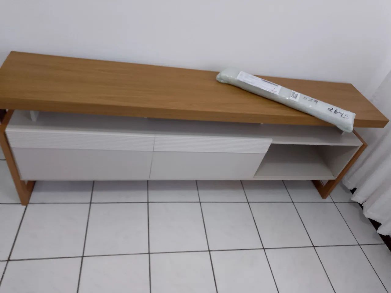 Rack medindo 1.80x66 cor off com madeira , duas portas de correr  - Foto 5